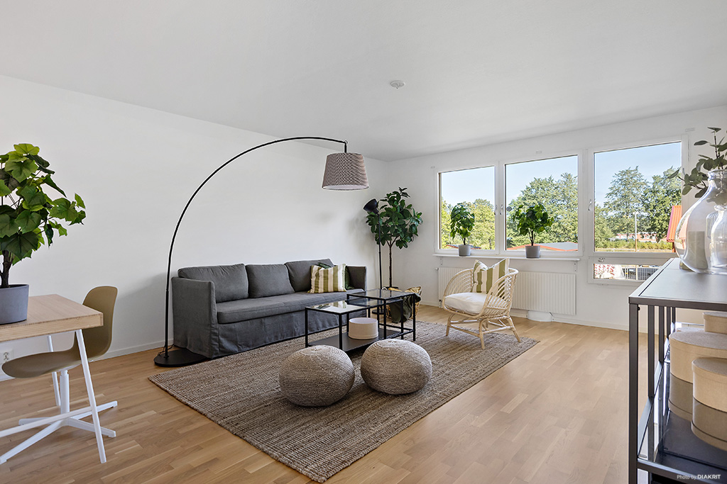 Ett vardagsrum tillhörande modern lägenhet som är tillgänglig för uthyrning i Järna.