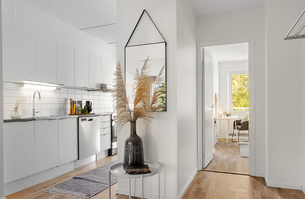 Kök och möblerbar hall tillhörande modern lägenhet som är tillgänglig för uthyrning i Järna.