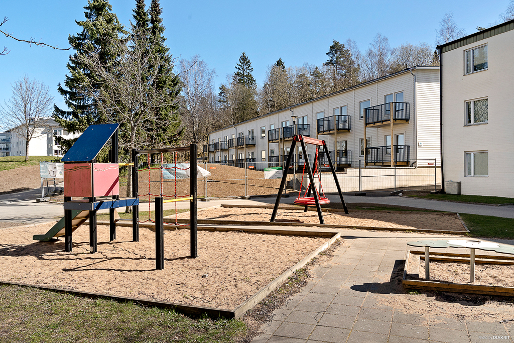 Ett nybyggt flerfamiljbostadshus med lägenheter tillgänglig för uthyrning i Borås.