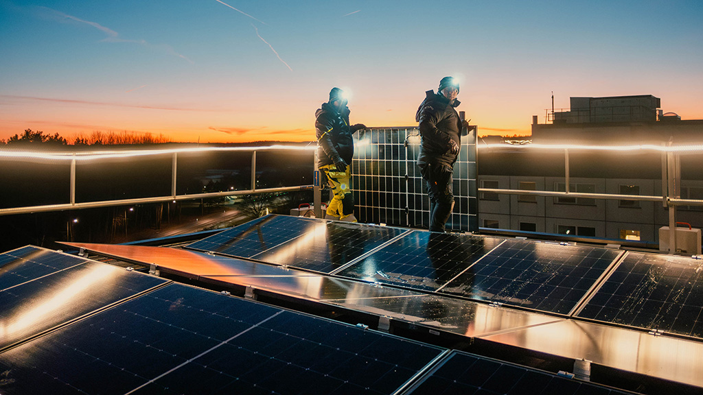 Installation av solceller på 25 tak i Jordbro, Haninge kommun.