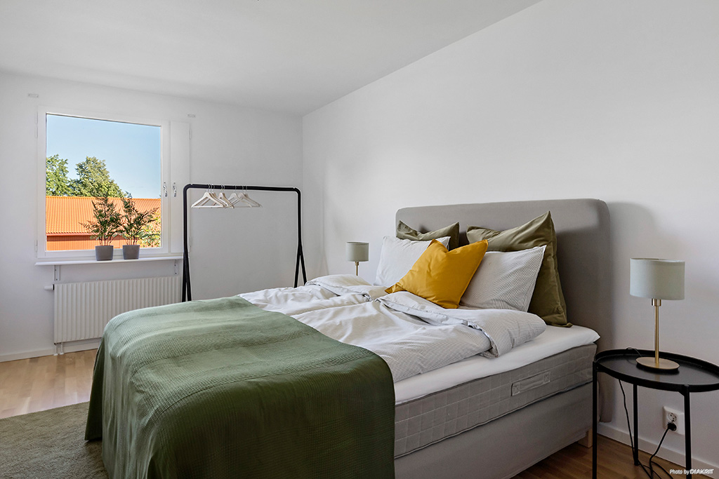 Ett sovrum tillhörande modern lägenhet som är tillgänglig för uthyrning i Järna.
