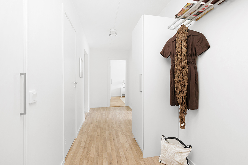 En hall tillhörande modern lägenhet som är tillgänglig för uthyrning i Järna.